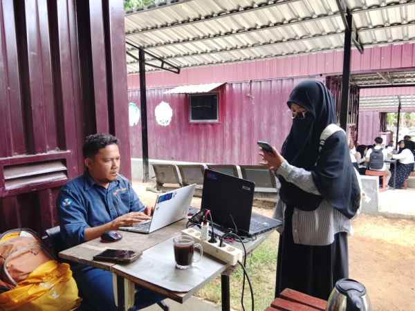 Pelayanan Prima: ASN UPA TIK Bantu Mahasiswa Instalasi Aplikasi Penunjang Perkuliahan