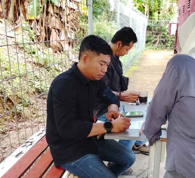 Pelayanan Prima: ASN UPA TIK Bantu Mahasiswa Instalasi Aplikasi Penunjang Perkuliahan