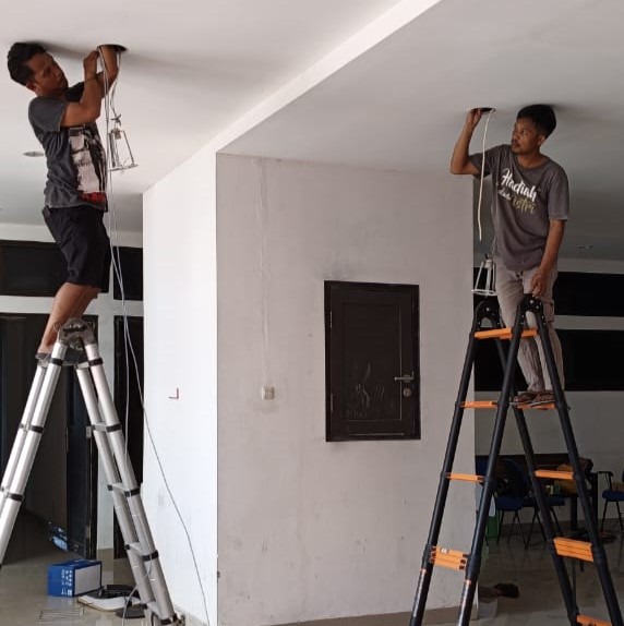 Akhir Pekan Produktif: UPA TIK Unsulbar Terjunkan Tim Khusus Instalasi Jaringan di Lima Ruangan Strategis Fapertahut