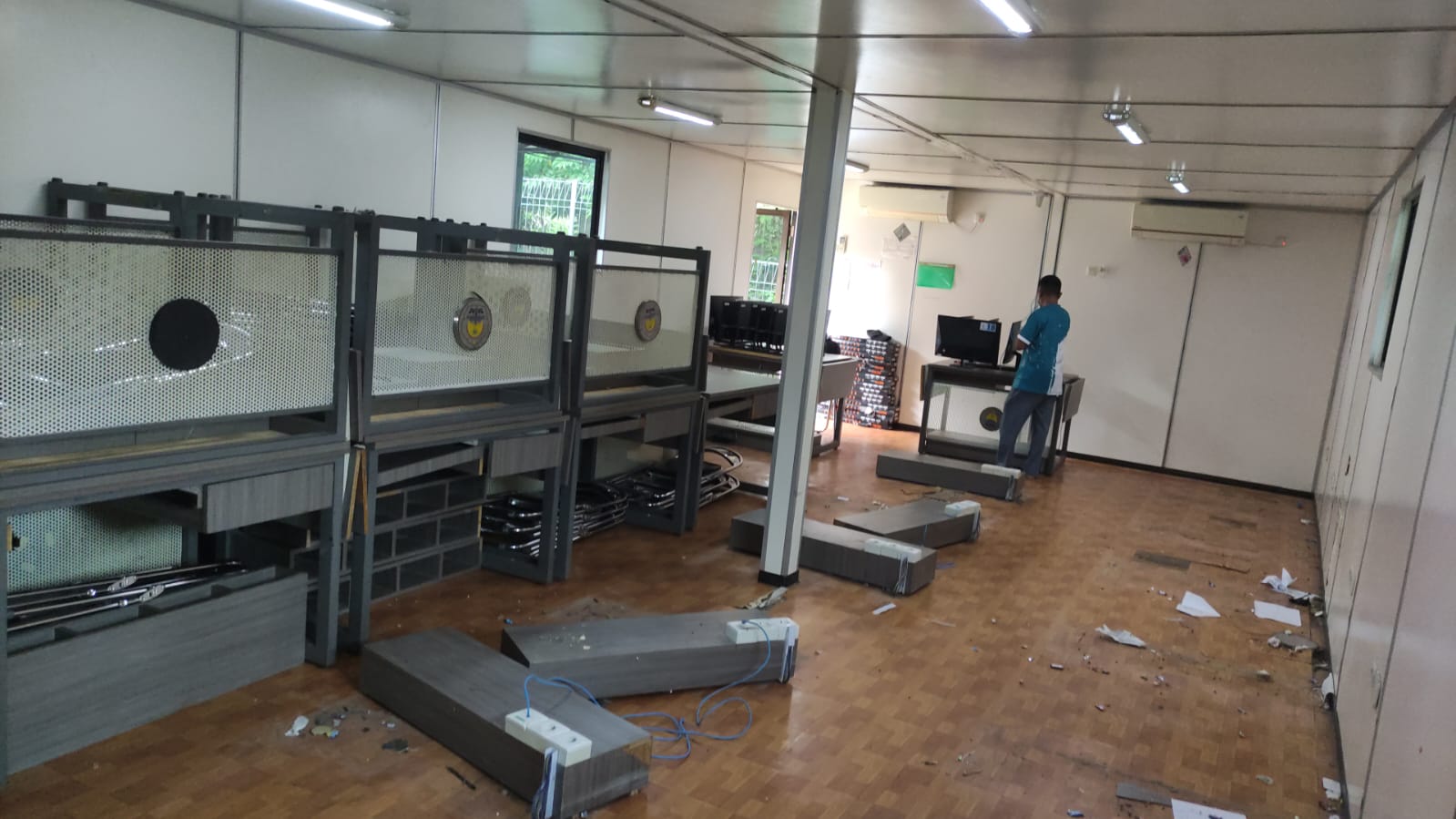 Sterilisasi Area, PJR Amankan Aset Laboratorium ICT 1 dan 2 Jelang Penggantian Lantai Vinyl