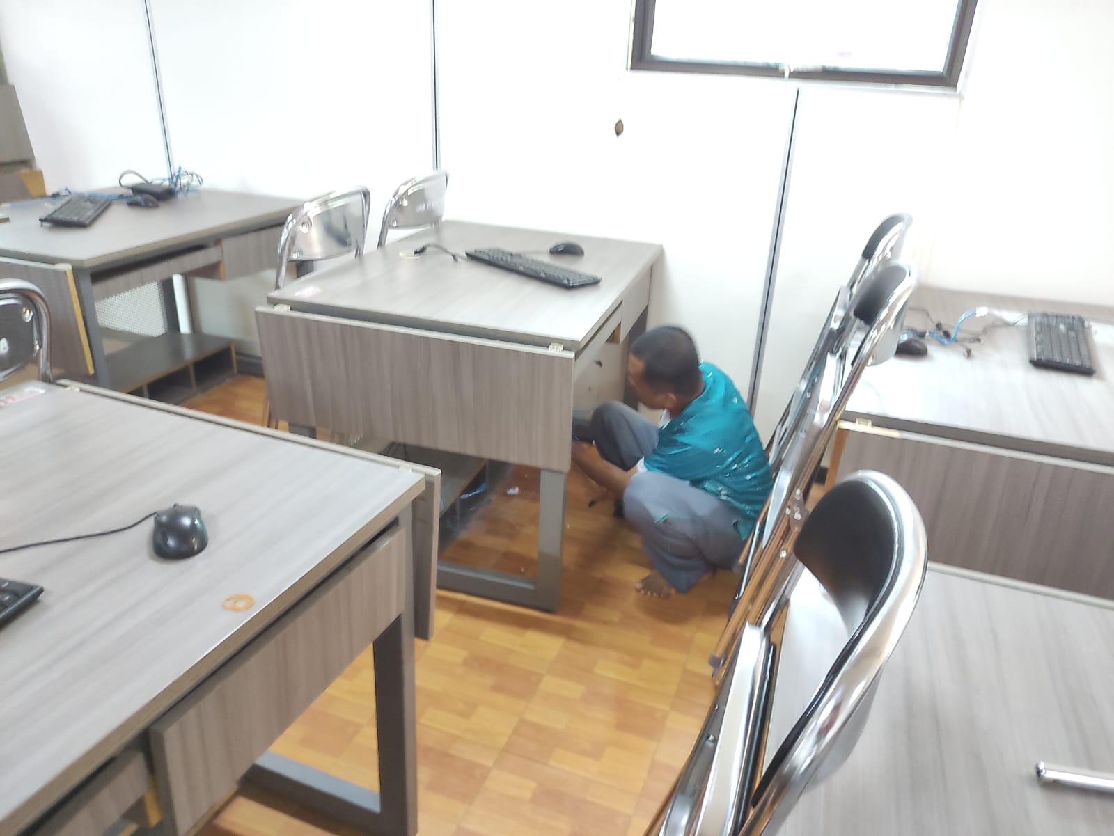 Sterilisasi Area, PJR Amankan Aset Laboratorium ICT 1 dan 2 Jelang Penggantian Lantai Vinyl