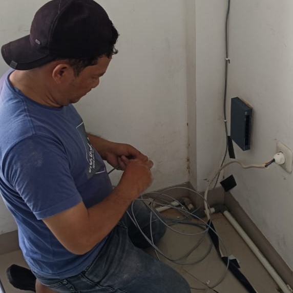 Akhir Pekan Produktif: UPA TIK Unsulbar Terjunkan Tim Khusus Instalasi Jaringan di Lima Ruangan Strategis Fapertahut