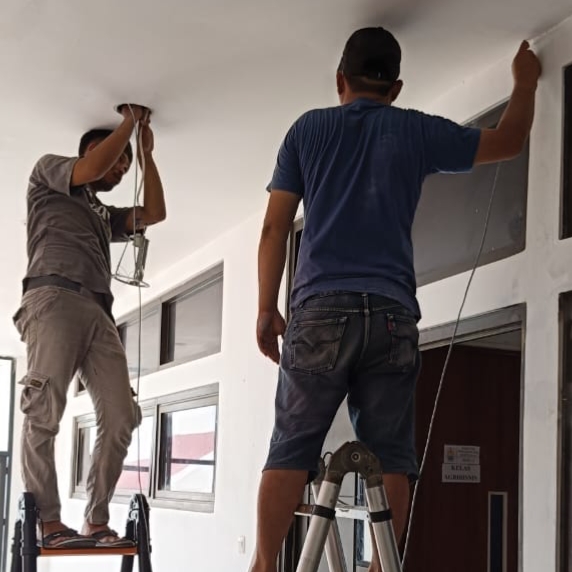 Akhir Pekan Produktif: UPA TIK Unsulbar Terjunkan Tim Khusus Instalasi Jaringan di Lima Ruangan Strategis Fapertahut