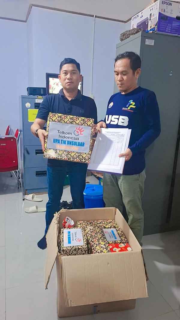 UPA TIK Unsulbar Serahkan Dukungan Sponsor Telkom Indonesia untuk Dies Natalis ke-17 ke Unit BMN