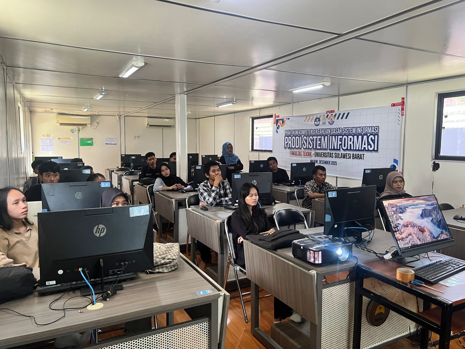 Maksimalkan Layanan, UPA TIK Unsulbar Tetap Fasilitasi Kegiatan Praktikum Kompetensi Dasar Prodi Sistem Informasi di Akhir Pekan