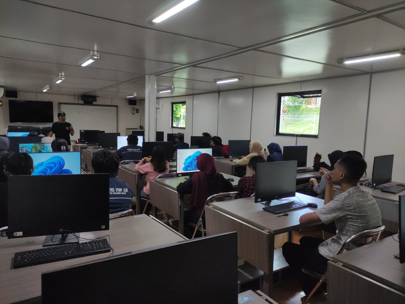 Proses Perkuliahan di Laboratorium UPA TIK Universitas Sulawesi Barat
