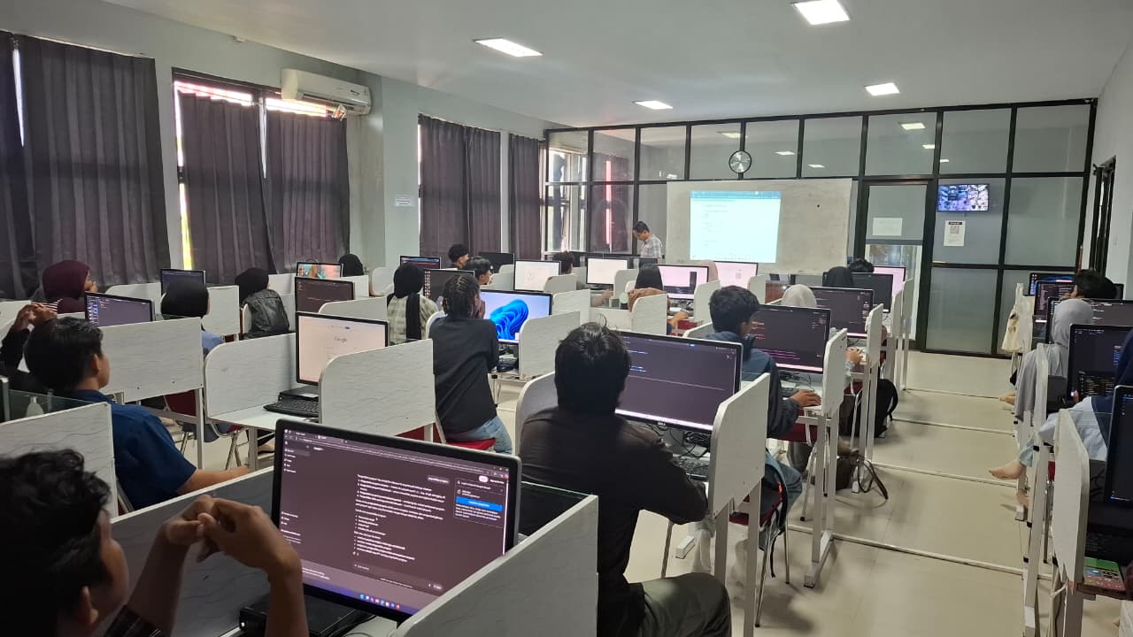 Proses Perkuliahan di Laboratorium UPA TIK Universitas Sulawesi Barat