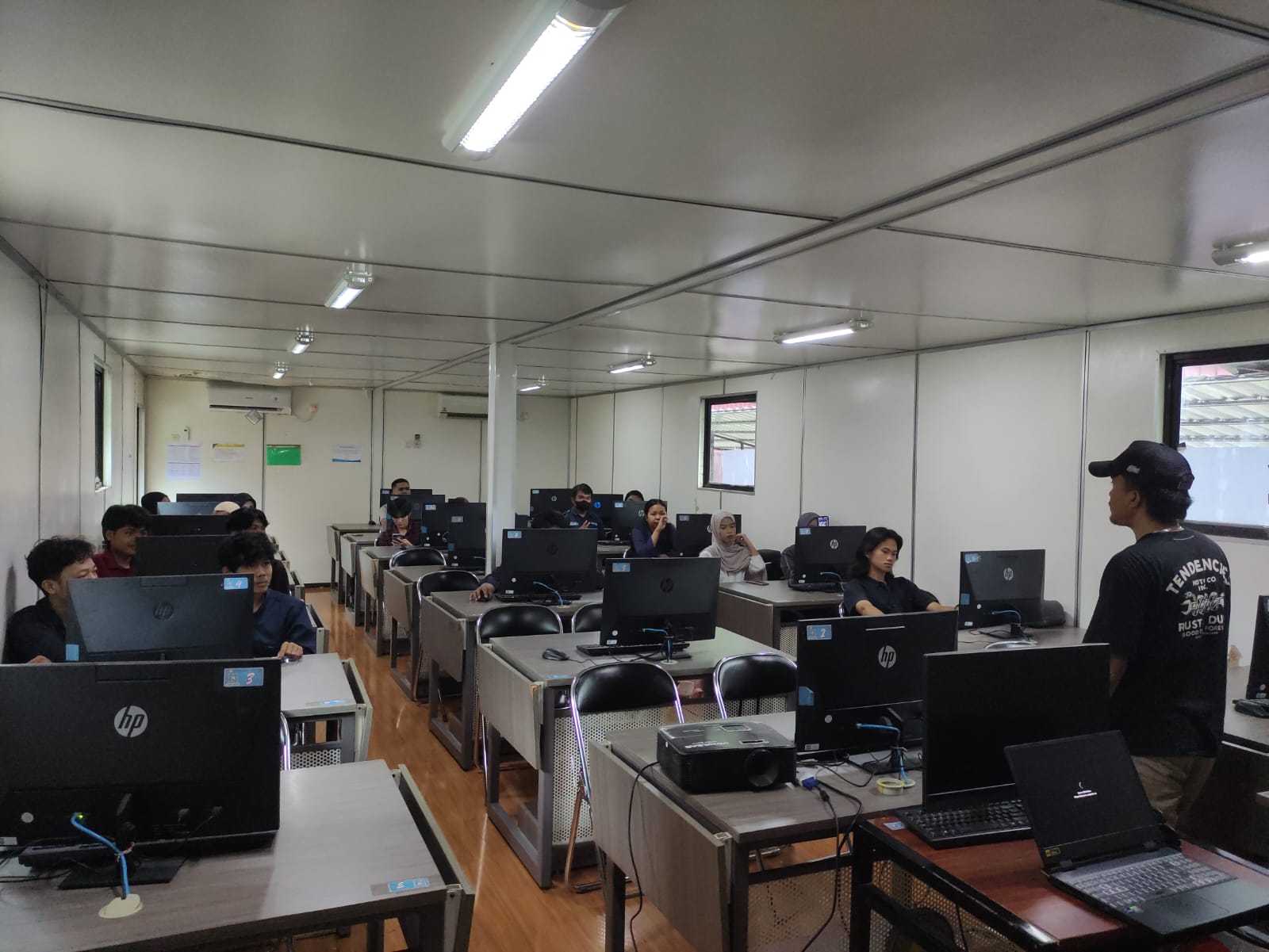 Proses Perkuliahan di Laboratorium UPA TIK Universitas Sulawesi Barat