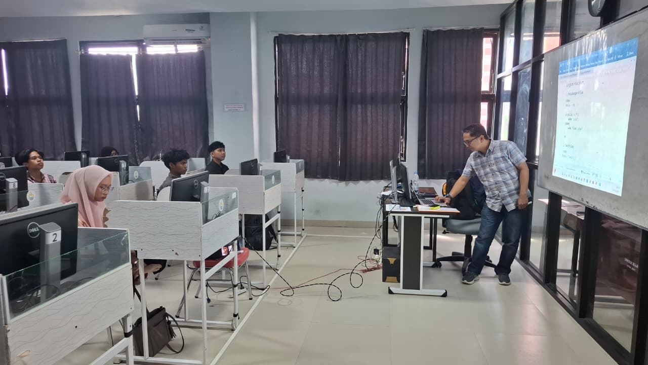 Proses Perkuliahan di Laboratorium UPA TIK Universitas Sulawesi Barat